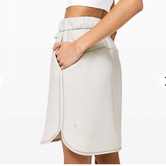 NWOT Lululemon On the Fly Woven Skirt Silverstone Size 6 - Picture 2 of 6
